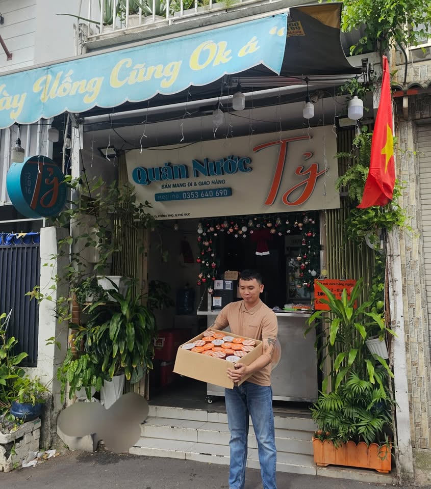 Bỏ chạy xe ôm công nghệ, chủ quán trà sữa 10 năm nổi tiếng vì... nghỉ bán liên tục, khách nói