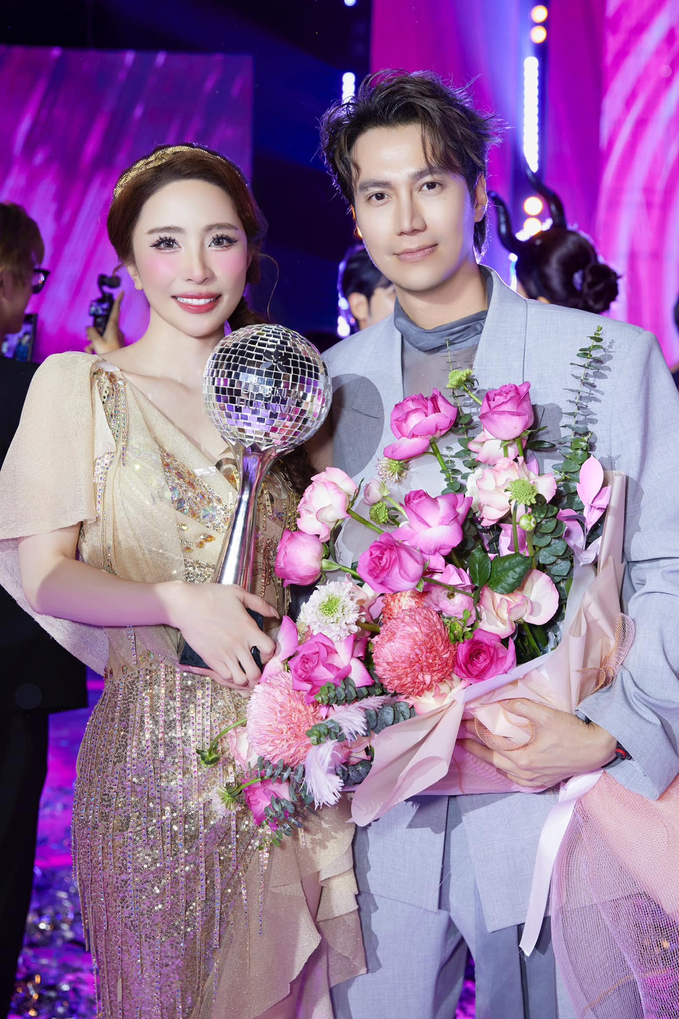 Việt Anh và Quỳnh Nga ủng hộ nhau trong các hoạt động cá nhân