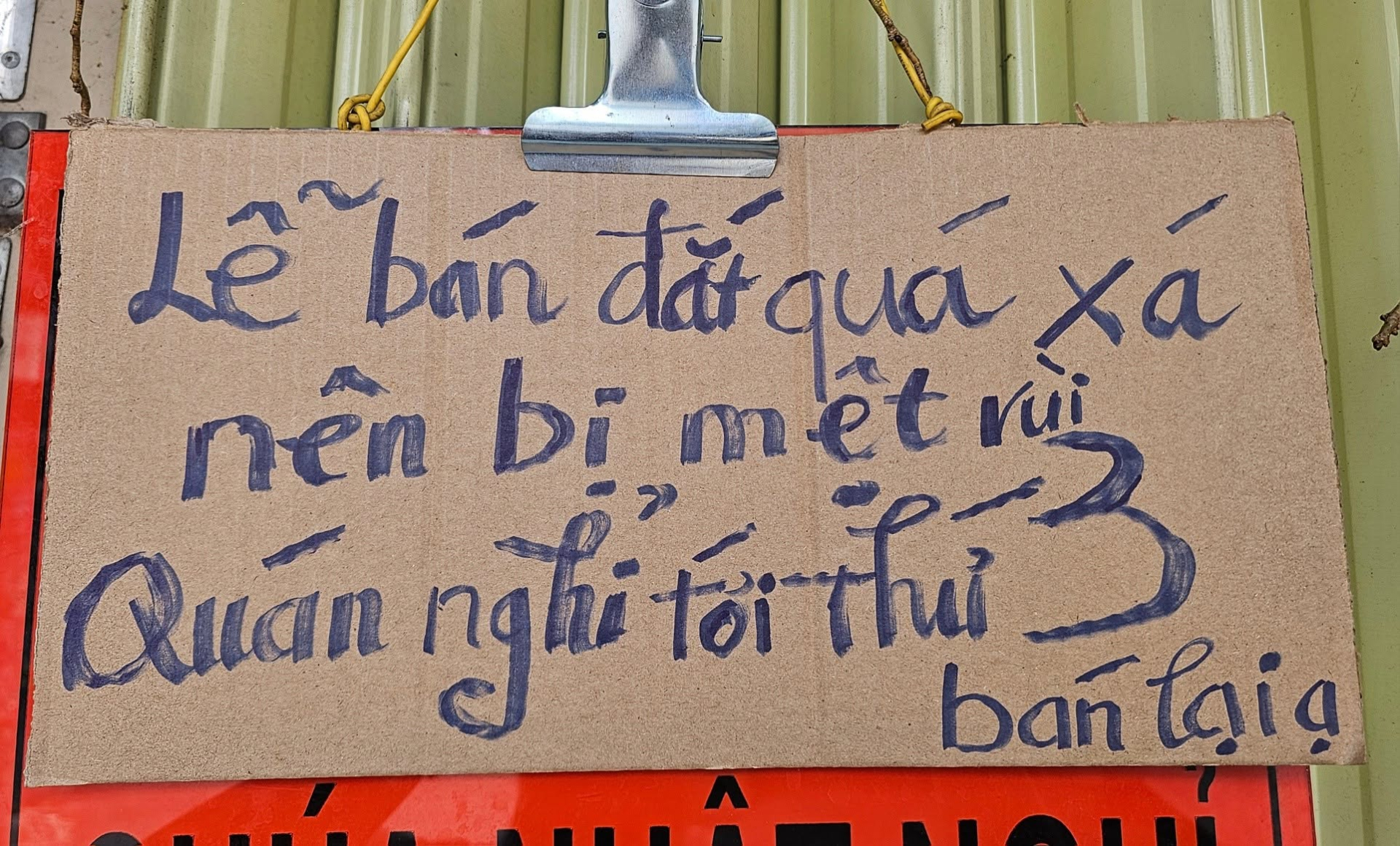 Bỏ chạy xe ôm công nghệ, chủ quán trà sữa 10 năm nổi tiếng vì... nghỉ bán liên tục, khách nói