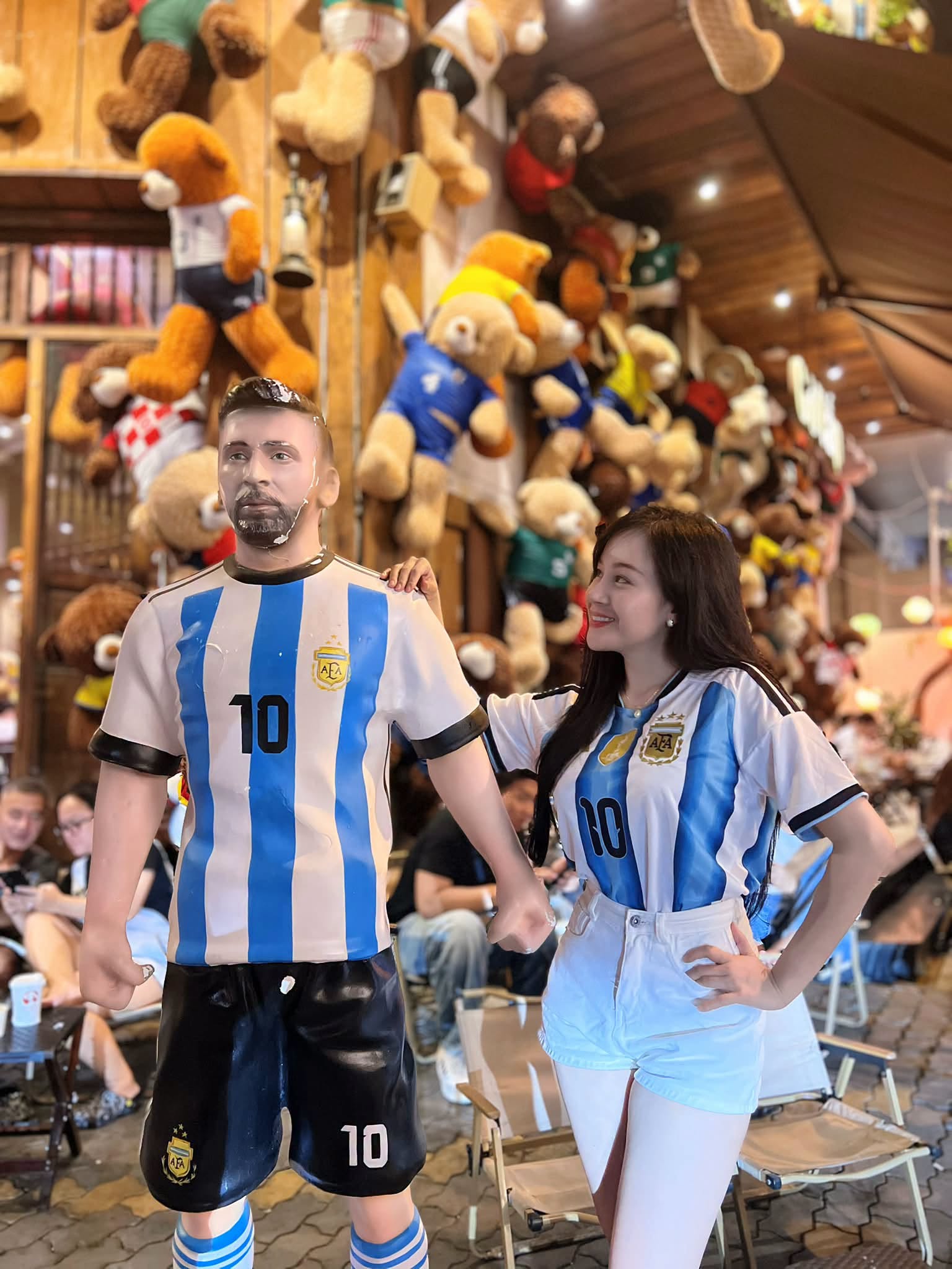 Khách chụp ảnh cùng tượng Messi tại Tiệm Cà phê Mê Gò Vấp. Ảnh: Tiệm Cà phê Mê Gò Vấp