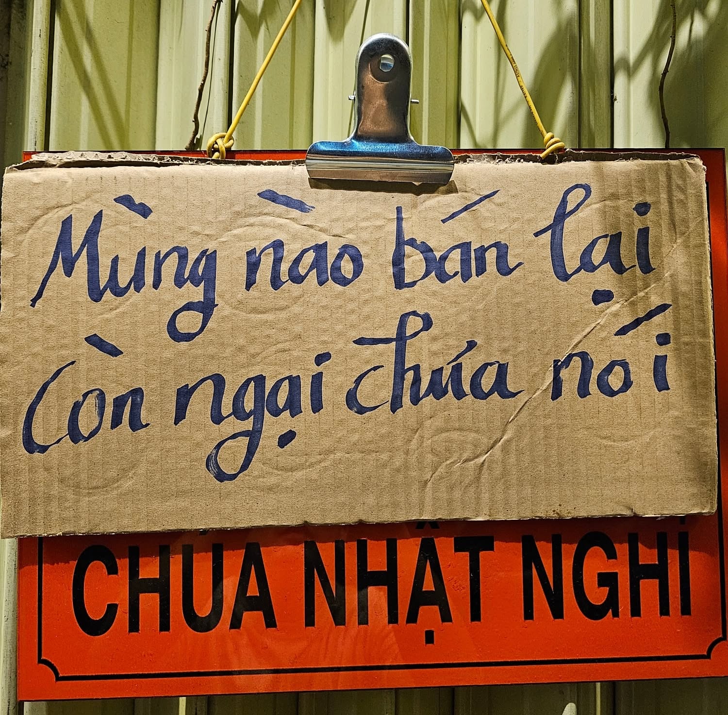 Bỏ chạy xe ôm công nghệ, chủ quán trà sữa 10 năm nổi tiếng vì... nghỉ bán liên tục, khách nói