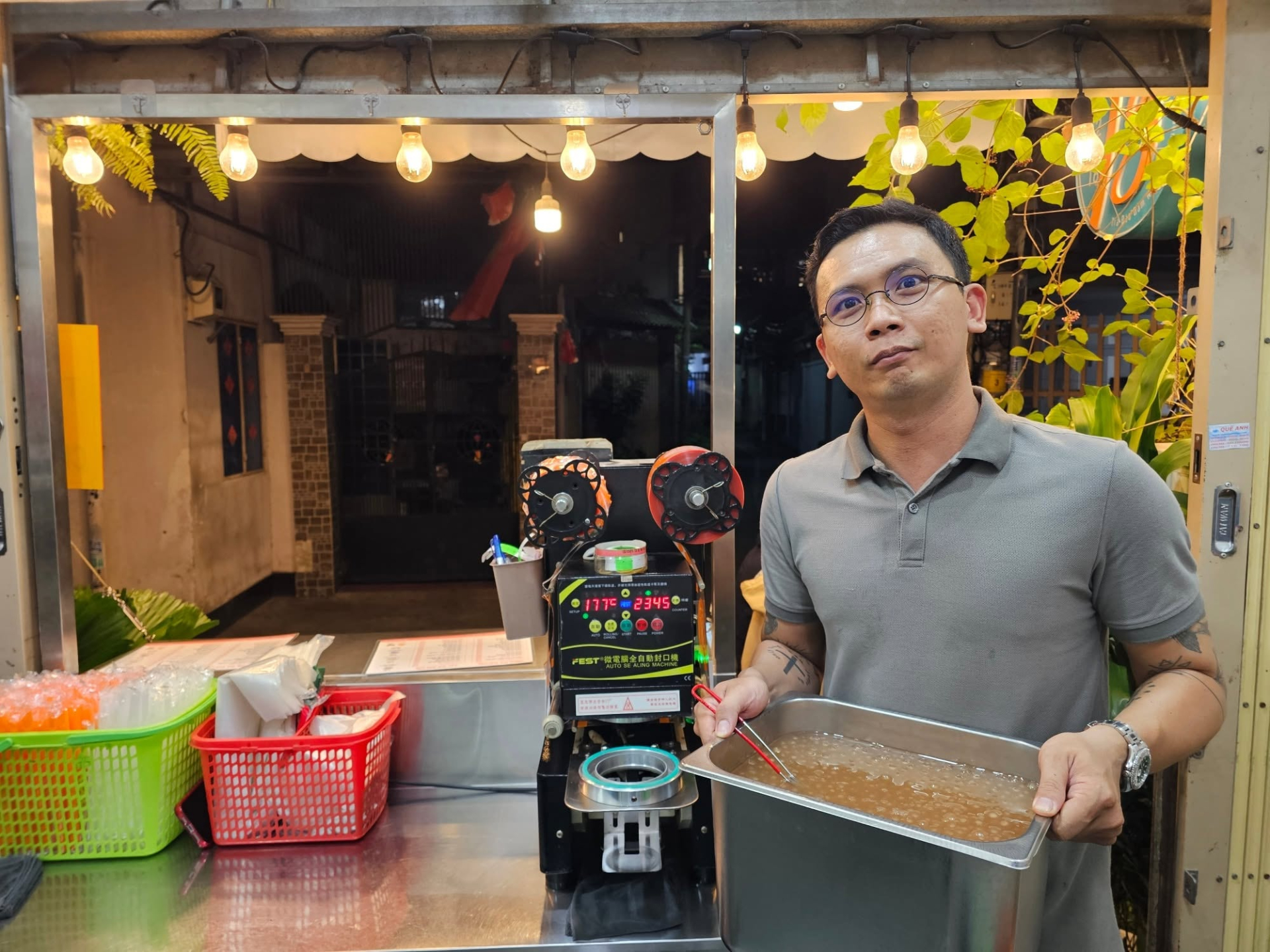 Quán nước của anh Nhàn nhận được nhiều tình cảm từ các bạn học sinh, sinh viên