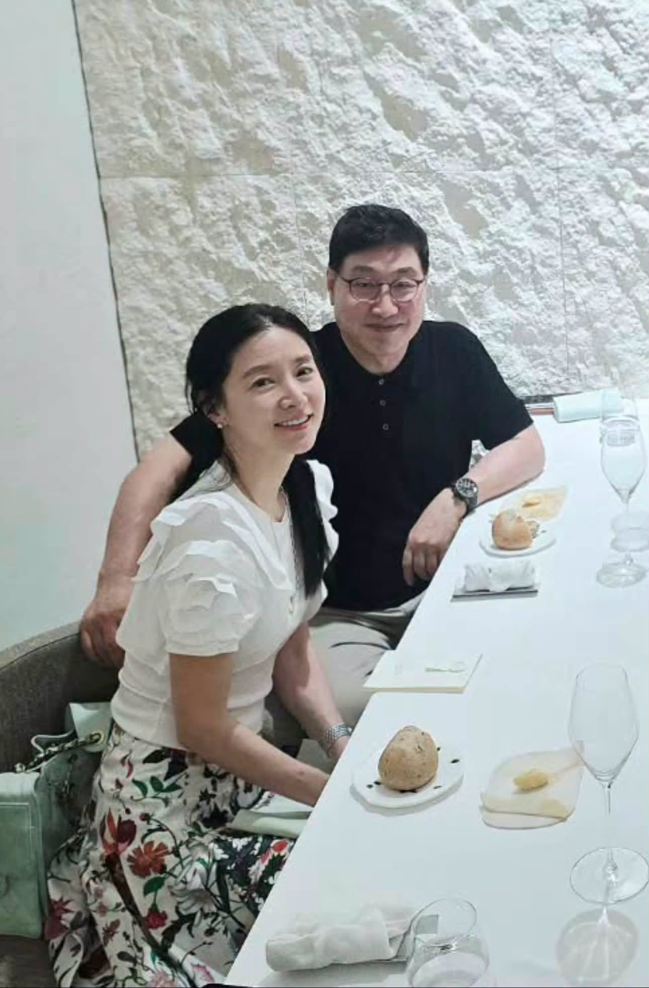 Ở tuổi 55, Lee Young Ae khiến công chúng phải trầm trồ ngưỡng mộ vì màn “lão hóa ngược” khó tin. Nếu không biết chính xác năm sinh của “nàng Dae Jang Geum”, công chúng còn tưởng nữ diễn viên mới đang ở độ tuổi U35. Ảnh: Naver