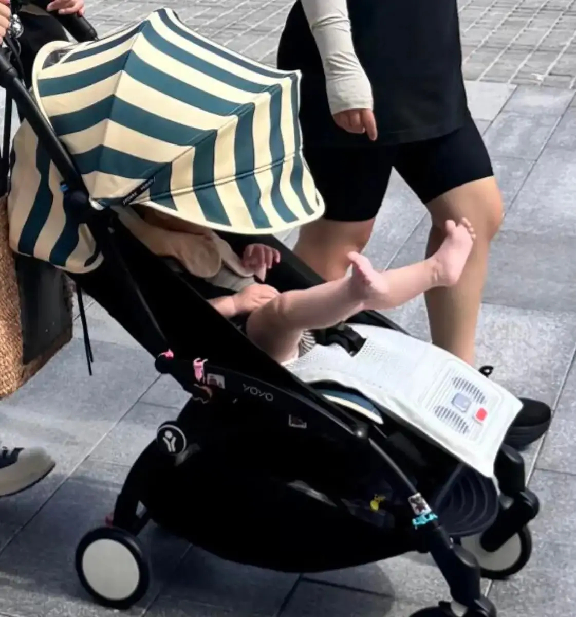 Nhiều khán giả lên tiếng bênh vực Hà Tuệ, đồng thời dành nhiều lời khen ngợi cho con trai cô. Dù bé Win mới 9 tháng tuổi nhưng đã sở hữu đôi chân dài hơn so với những đứa trẻ đồng trang lứa, hứa hẹn sẽ trở thành 1 mỹ nam có chiều cao khủng trong tương lai. Ảnh: 163