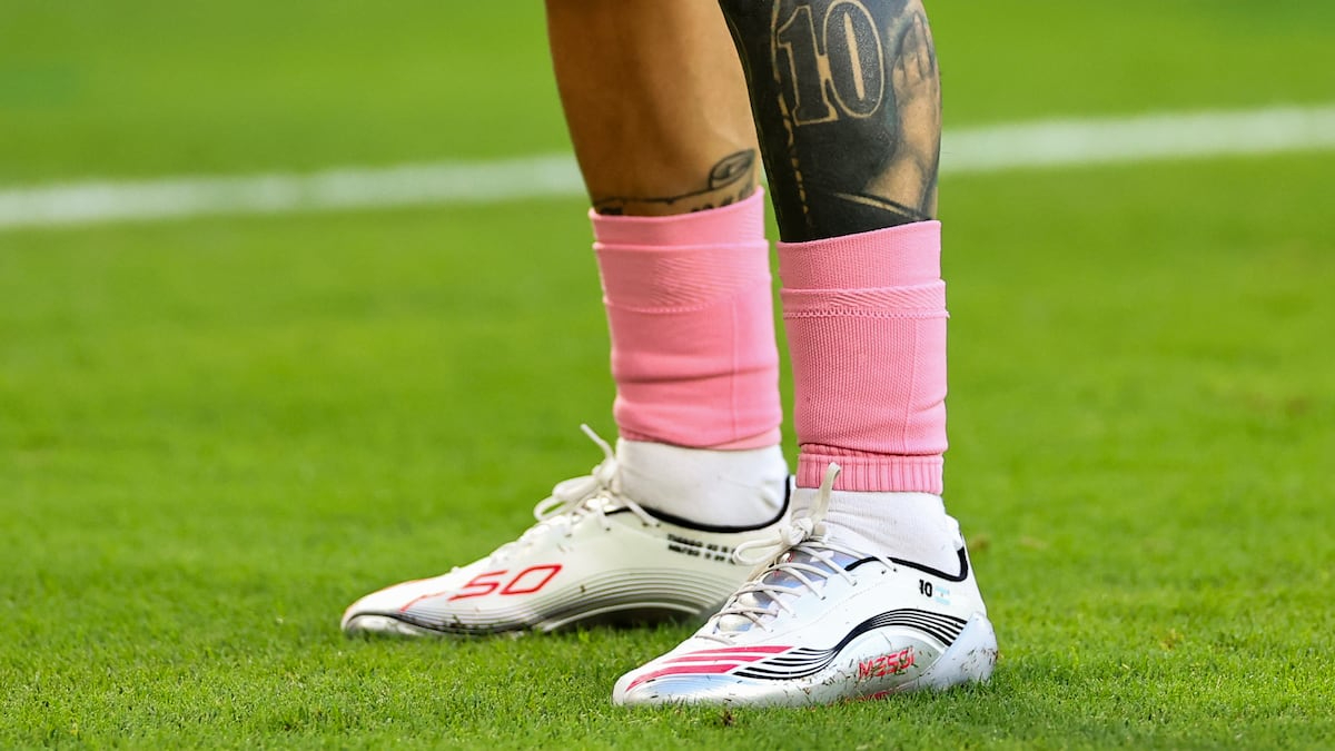 Cận cảnh đôi chân của Messi (Ảnh: Robbie Jay Barratt - AMA/DiarioAS)
