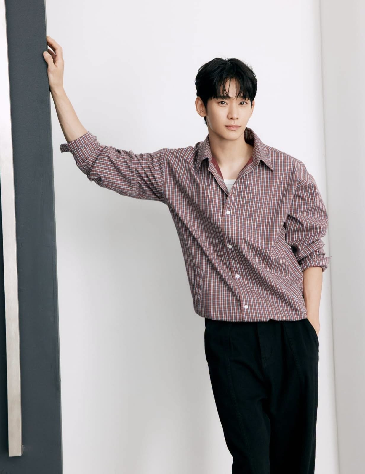 Sự trở lại của Kim Soo Hyun làm dấy lên làn sóng tranh cãi về việc giới giải trí Hàn Quốc phân biệt đối xử giữ nam và nữ. Tài tử Queen of Tears chỉ mất hơn nửa năm đã có thể tái xuất showbiz dù vướng bê bối vô cùng nghiêm trọng. Ảnh: X.