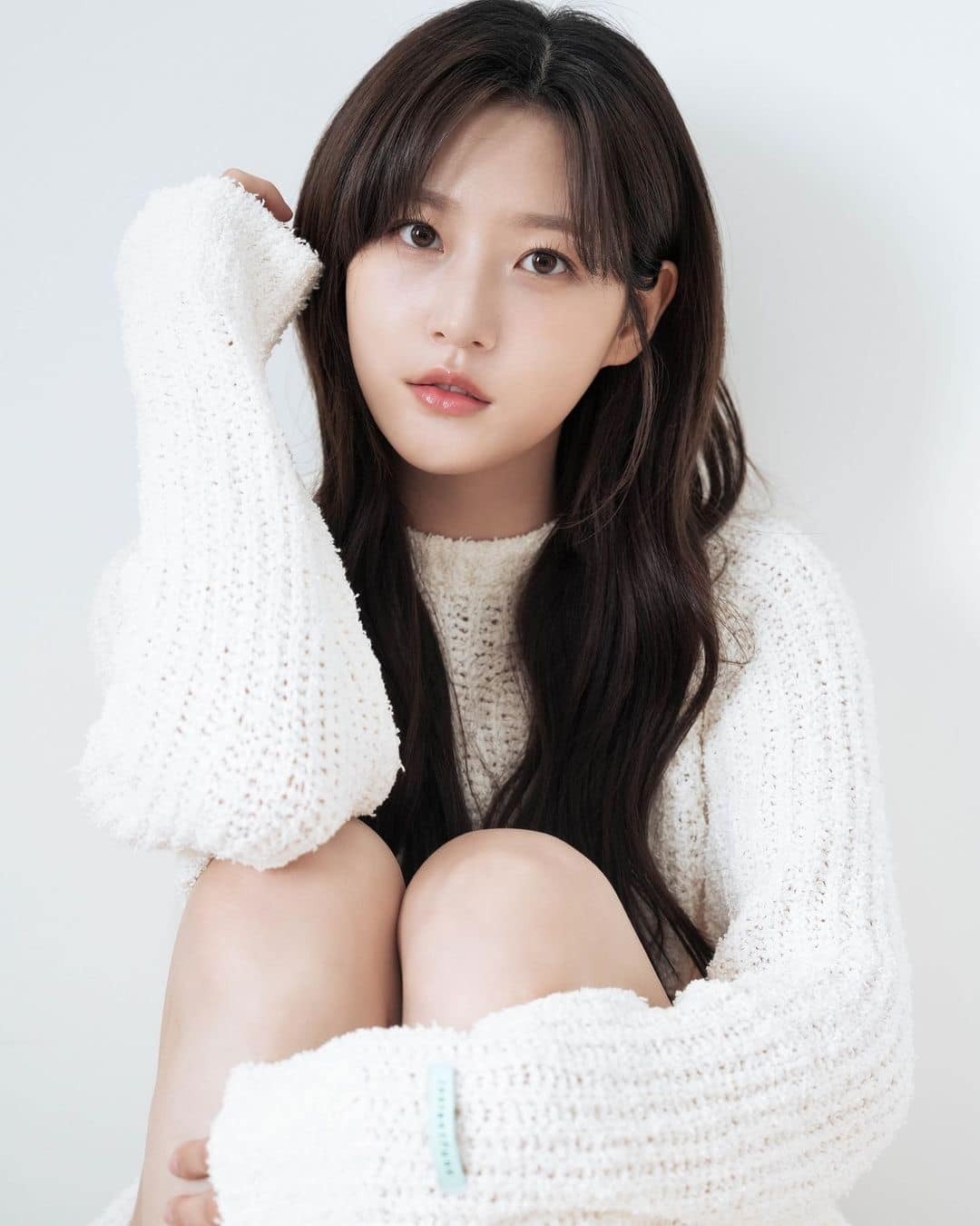 Sau vụ lái xe khi say rượu và gây tai nạn, Kim Sae Ron phải dừng toàn bộ hoạt động nghệ thuật. Cô bị cắt mọi hợp đồng quảng cáo, bị loại bỏ khỏi các dự án phim và trở thành mục tiêu của vô số lời chỉ trích kéo dài trên mạng xã hội. Cuối cùng, cô có hành động cực đoan và qua đời ở tuổi 25. Ảnh: X.