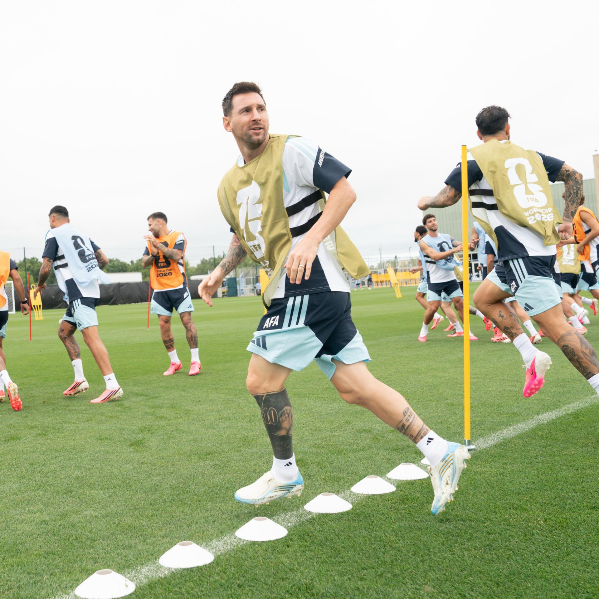 Chân trái của Lionel Messi cũng có nhiều hình xăm đặc biệt như số 10, bàn tay của con trai, ngày tháng năm sinh của các thành viên trong gia đình,...