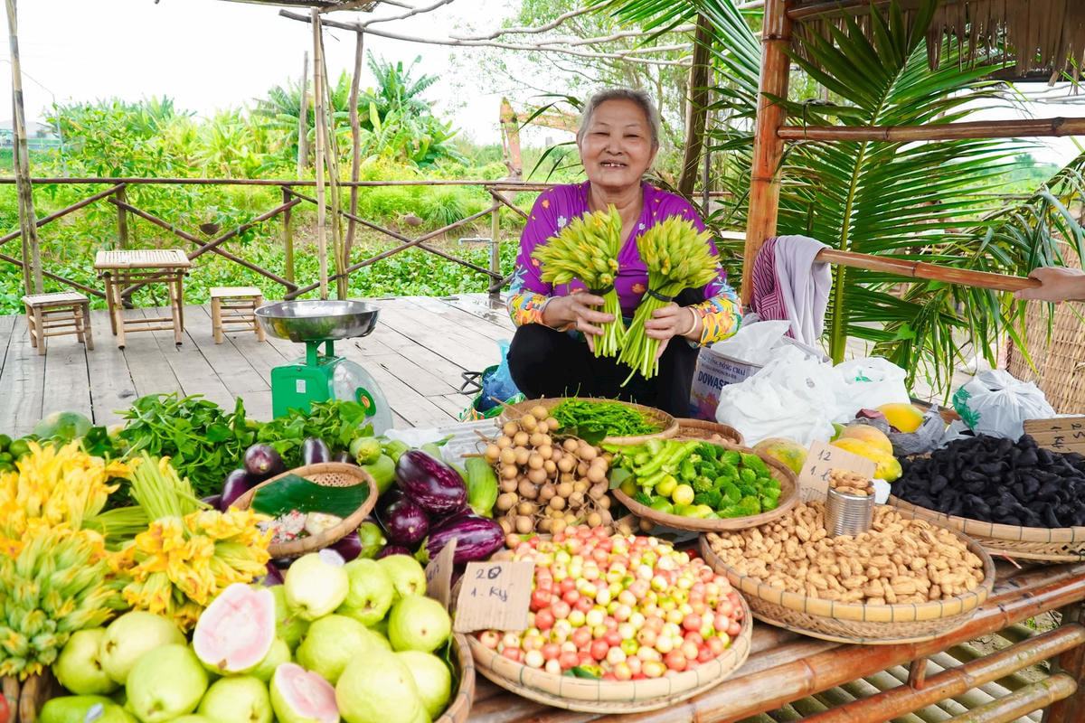 Cho thêm là cách giữ khách và tạo thiện cảm của chợ truyền thống
