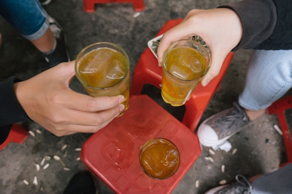 Vài chén nước chè là cách gia chủ mở đầu câu chuyện khi khách đến nhà