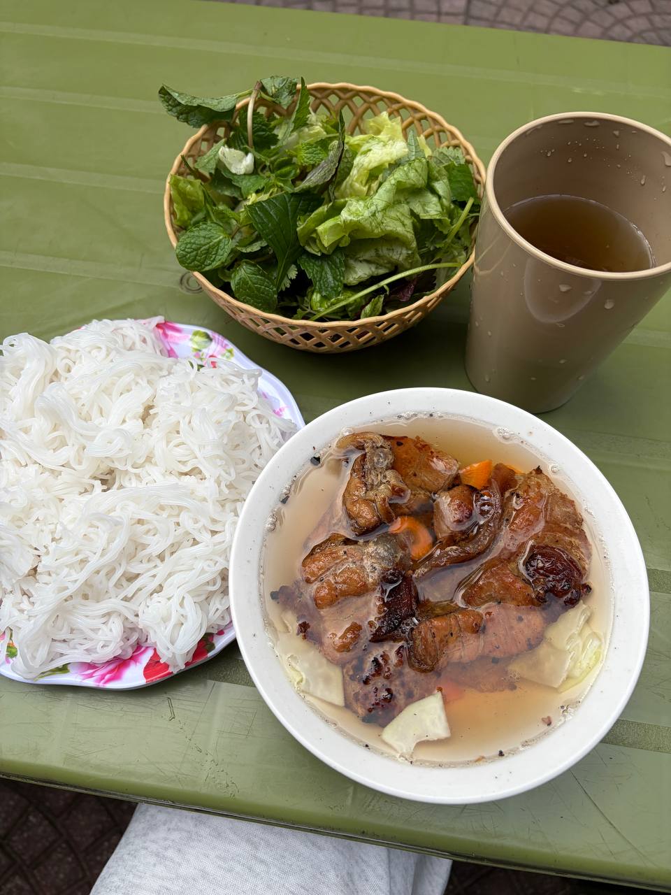 Tại nhiều quán ăn ở Việt Nam, trà đá thường được miễn phí