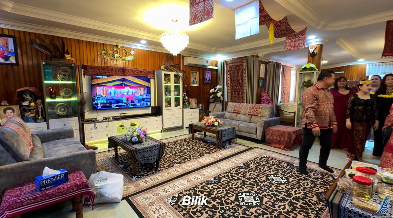 Một nhà dài truyền thống của người Iban gồm ba khu vực chính