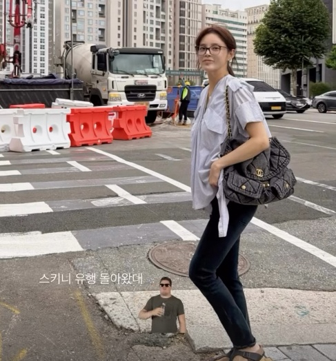 Park Si Yeon lộ diện sau thời gian dài vắng bóng. Cô gây chú ý với mà flex nhẹ cuộc sống sang chảnh khi xuất hiện với chiếc túi hàng hiệu trị giá 265 triệu đồng. Ảnh: Nate.