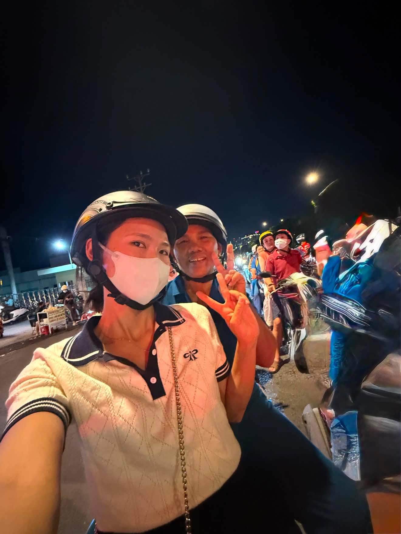 Hòa luôn mong mẹ có nhiều trải nghiệm mới mẻ hơn, tự tin hơn