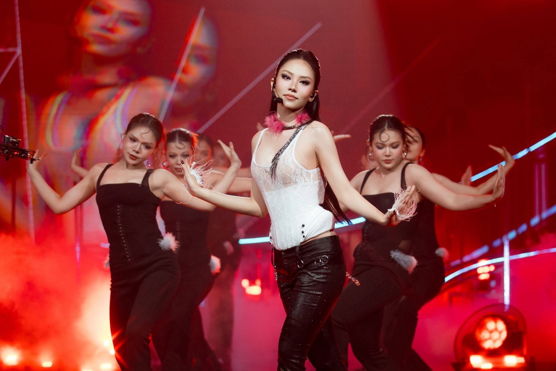 Cô còn tổ chức showcase hoành tráng