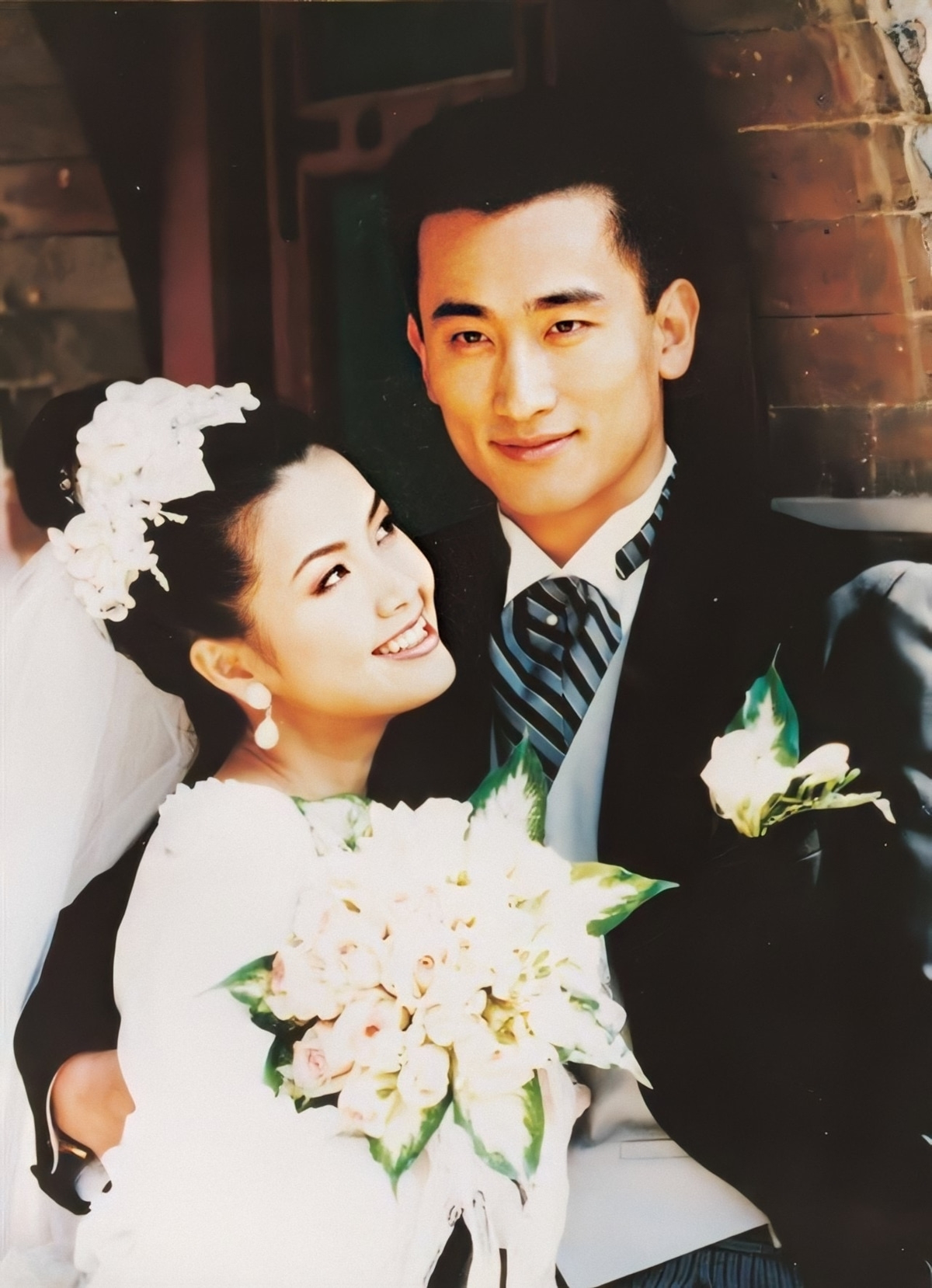 Cha In Pyo và Shin Ae Ra hạnh phúc trong đám cưới năm 1995. Ảnh: Nate.