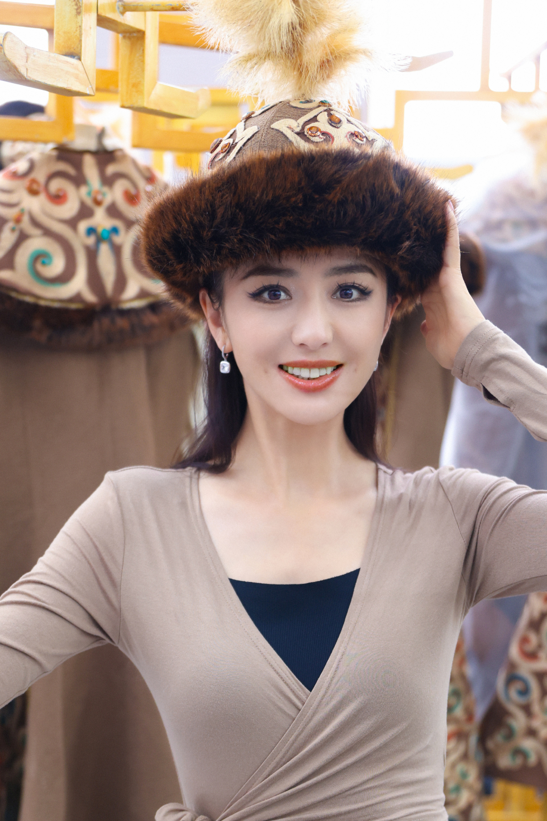 Đồng Lệ Á quyền lực đến mức cấm cả nước bàn tán, nói xấu mình trên MXH. Ảnh: Sina.