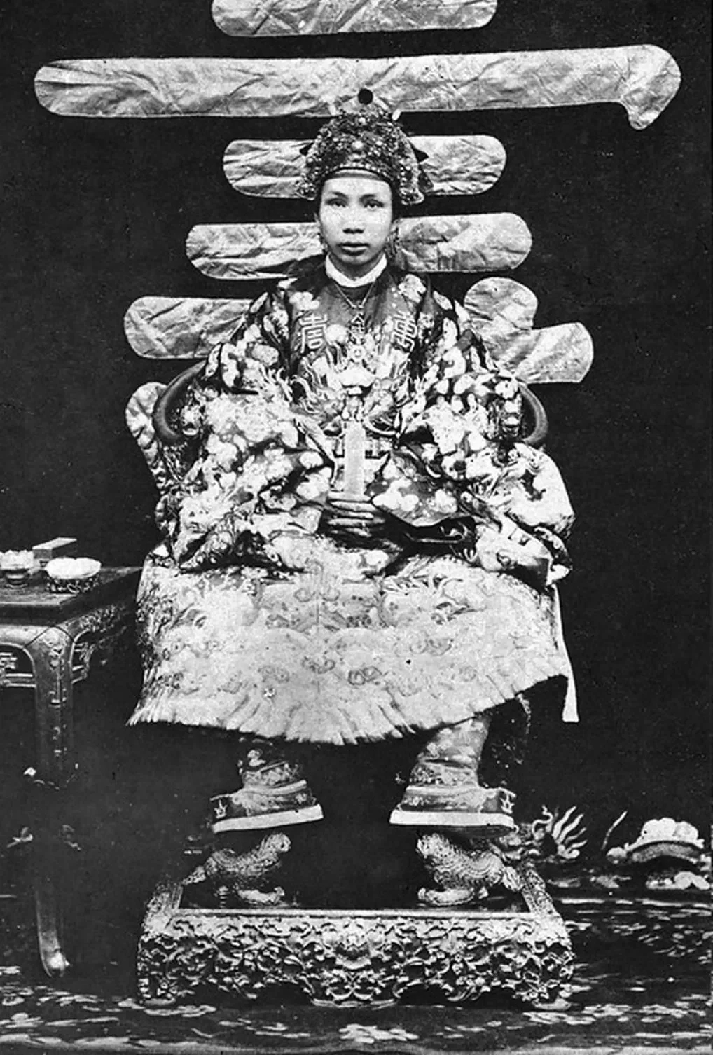 Vua Đồng Khánh (1864-1889), tên thật Nguyễn Phúc Ưng Biện, là vị hoàng đế thứ 9 của triều Nguyễn