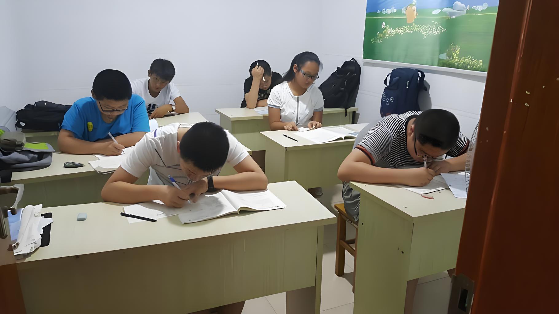 Người mẹ đã đăng ký một loạt lớp học thêm cho con từ lớp 9 đến hết THPT, với kỳ vọng cải thiện thành tích học tập