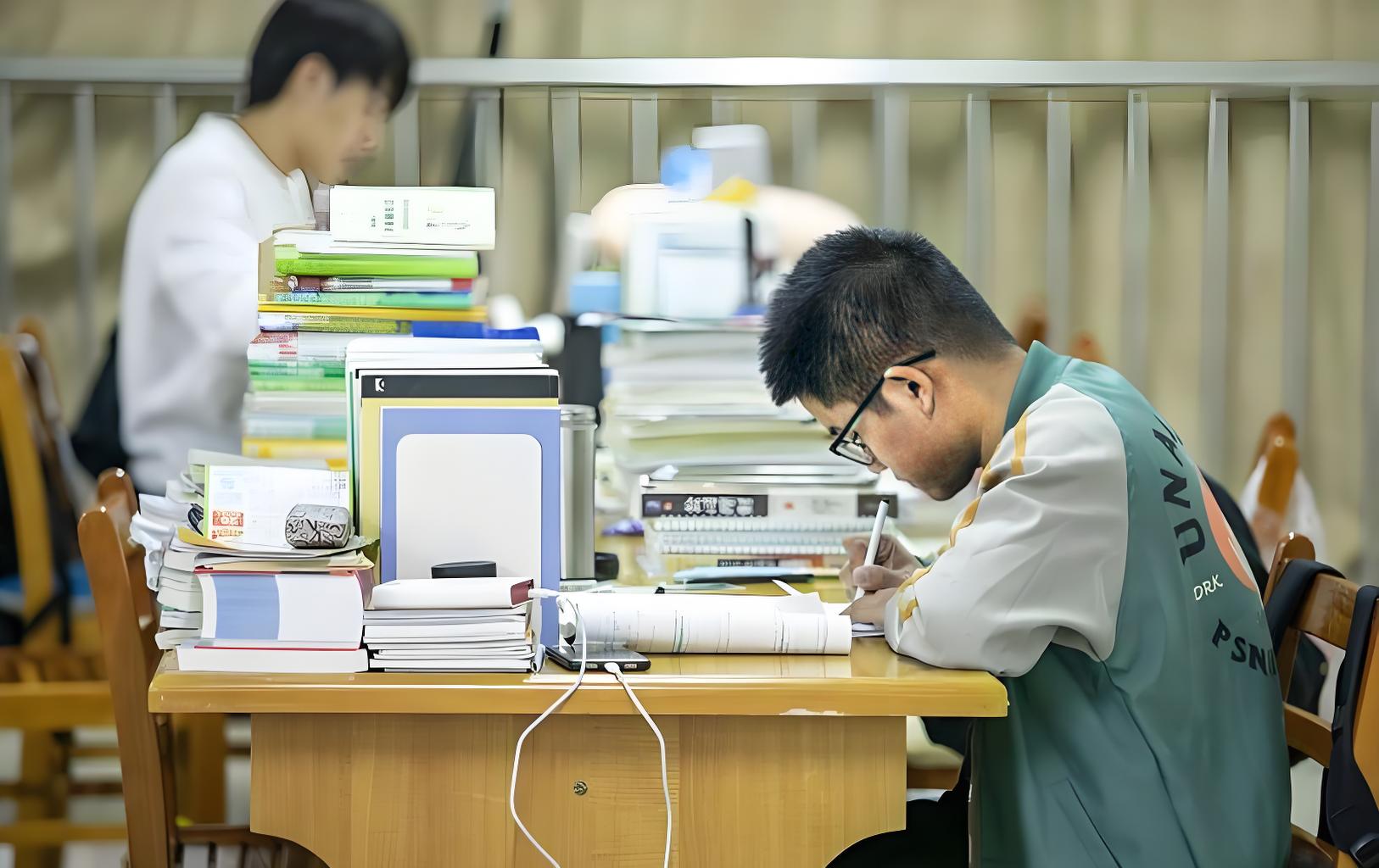 Cho rằng trung tâm hoạt động khi chưa đủ điều kiện pháp lý và việc học thêm không mang lại hiệu quả như kỳ vọng, người cha đã quyết định khởi kiện, yêu cầu hoàn trả toàn bộ số học phí đã đóng