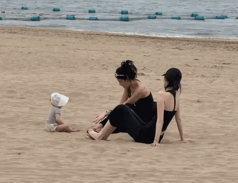 Trước đó trong sáng 18/7, Hà Tuệ lọt vào ống kính của “team qua đường” khi đưa quý tử 9 tháng tuổi tới bãi biển chơi đùa. Ảnh: 163