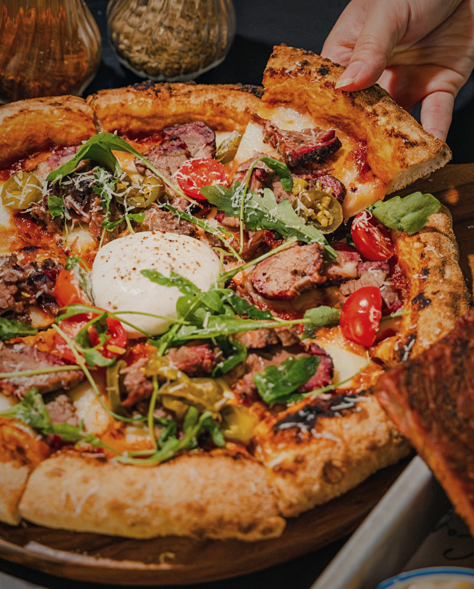 Pizza nướng củi tại The Collective