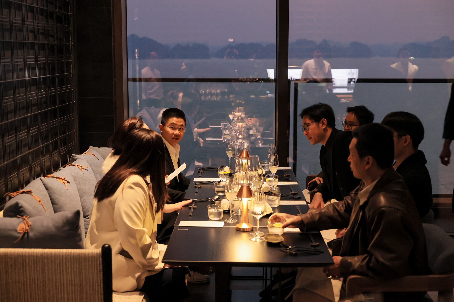 Roku Star Bar trên tầng 10 của InterContinental Hạ Long