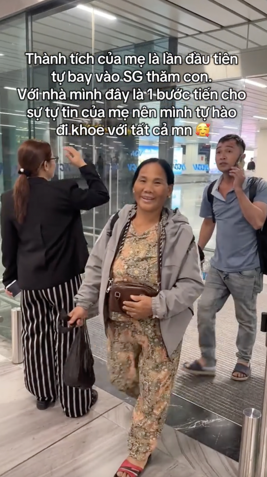 Vừa thấy con đứng chờ sẵn, người mẹ ngay lập tức cười nhẹ nhõm (Ảnh cắt từ clip)
