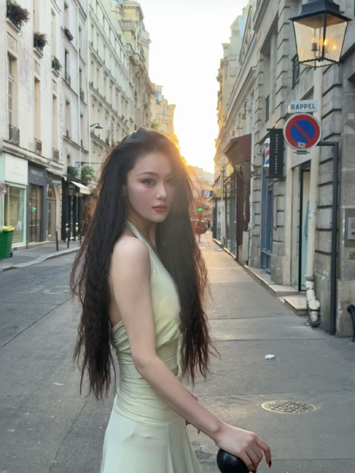 Trương Hinh Dư diện chiếc váy yếm màu xanh pastel nhẹ nhàng, khoe vẻ đẹp thanh thoát nhưng không kém phần gợi cảm. Ảnh: Weibo.