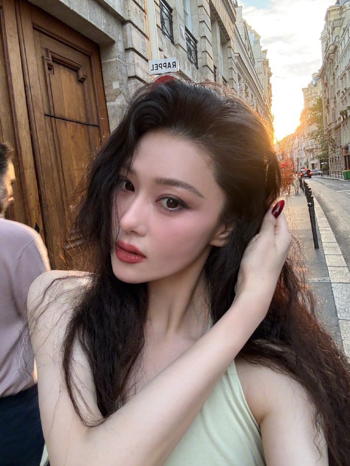 Trong ánh hoàng hôn lãng mạn, chỉ với lớp trang điểm tự nhiên và mái tóc buông xõa, bà xã của sĩ quan đặc công Hà Tiệp vẫn khiến người hâm mộ không thể rời mắt bởi thần thái sang trọng, cuốn hút và đầy thư thái. Ảnh: Sina.