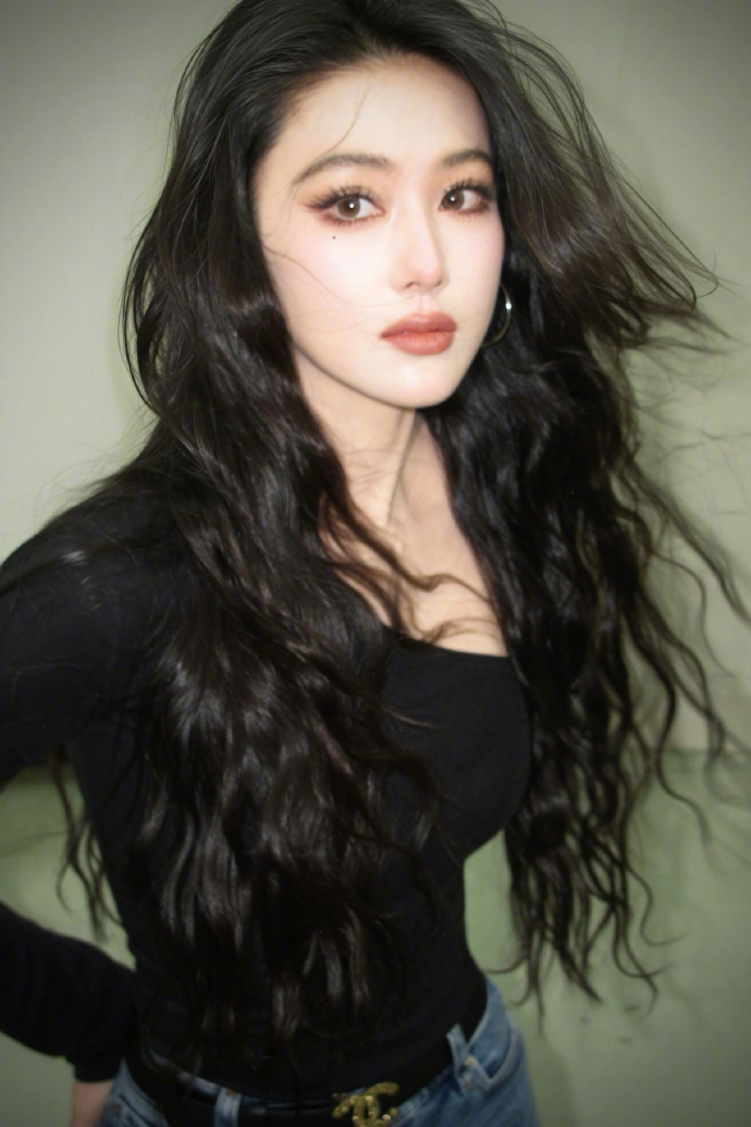 Gương mặt đẹp hoàn mỹ của Trương Hinh Dư. Cấu trúc gương mặt của nữ diễn viên hài hòa, sắc sảo, ánh mắt sâu và có thần - tất cả tạo nên một tổng thể không góc chết, không có điểm nào để chê. Ảnh: Weibo.