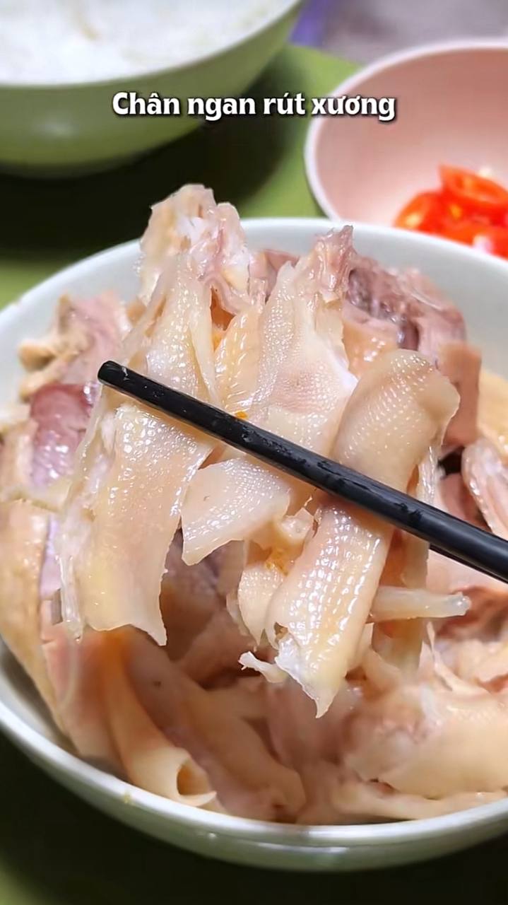 Quán bún ngan Hà Nội chuyên nhìn mặt khách mới chịu tính tiền, đổi lại đĩa chân rút xương ngon khó có đối thủ