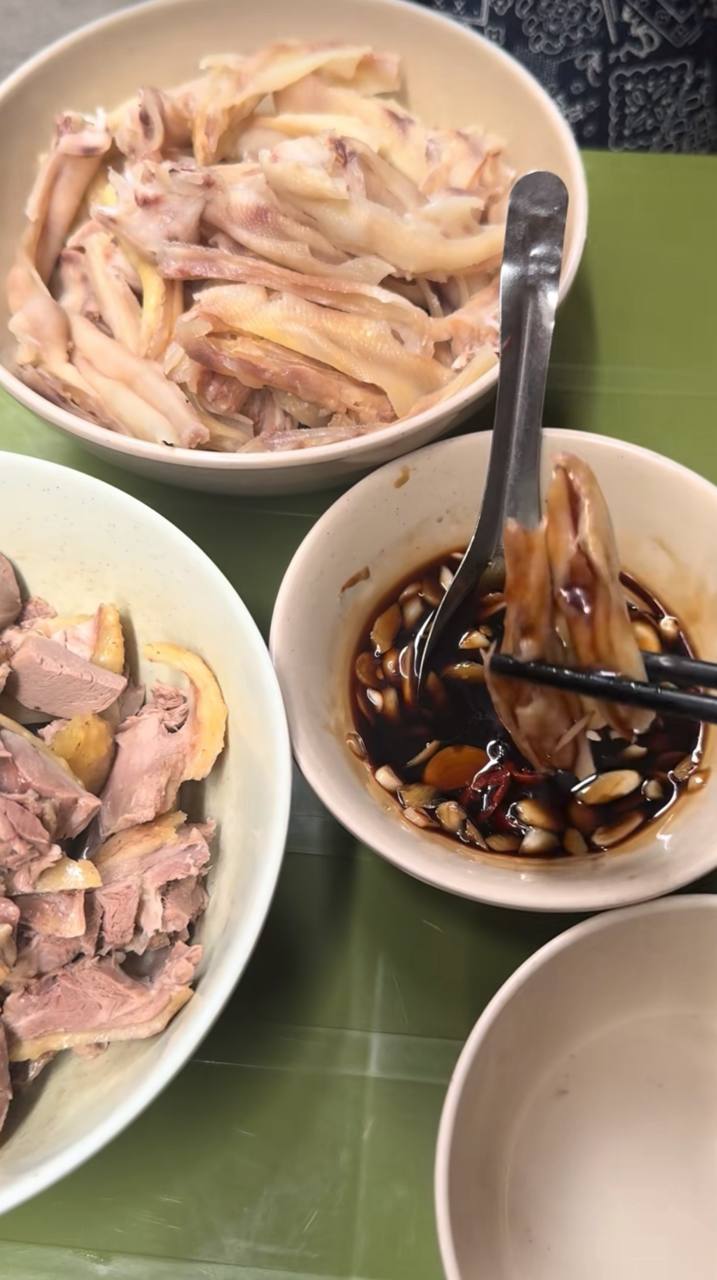 Quán bún ngan Hà Nội chuyên nhìn mặt khách mới chịu tính tiền, đổi lại đĩa chân rút xương ngon khó có đối thủ