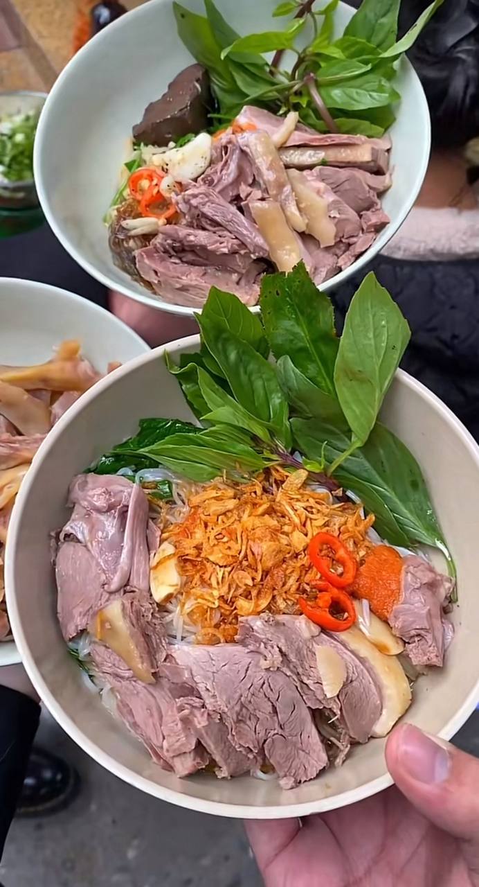 Quán bún ngan Hà Nội chuyên nhìn mặt khách mới chịu tính tiền, đổi lại đĩa chân rút xương ngon khó có đối thủ