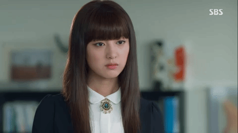 Khoảnh khắc Kim Ji Won diện bộ đồng phục sang trọng, mái tóc mái bằng thương hiệu cùng ánh mắt sắc lạnh, đầy kiêu sa của Rachel Yoo vẫn khiến công chúng trầm trồ như ngày đầu. Ảnh: SBS