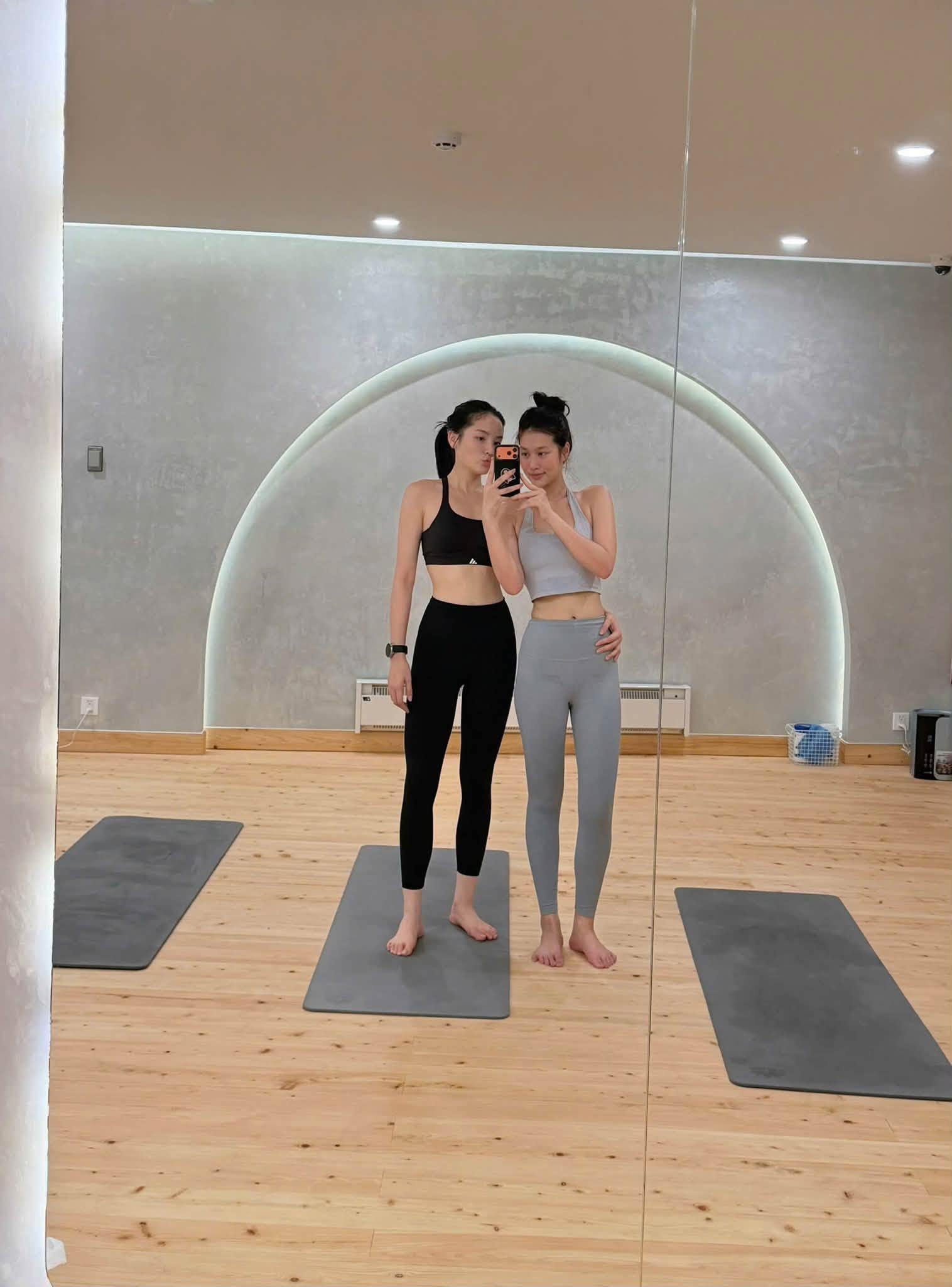 Kỳ Duyên và Thiên Ân dắt nhau đi tập yoga giữa lúc mạng xã hội rần rần về drama