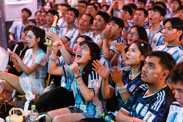 Người hâm mộ đã sằn sàng. Ảnh: Viết Thanh.
