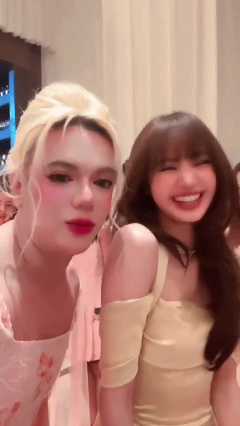 Nữ idol diện chiếc váy tông vàng kim với phom dáng tối giản nhưng tinh tế, giúp tôn lên vóc dáng mảnh mai cùng tỷ lệ cơ thể nổi tiếng. Ảnh: X