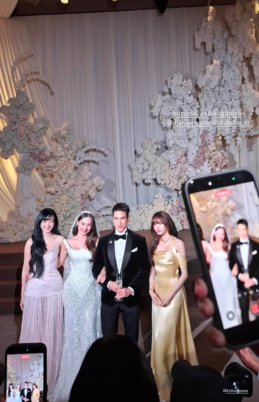 Lisa chụp ảnh kỷ niệm cùng cô dâu chú rể Yaya - Nadech. Ảnh: X