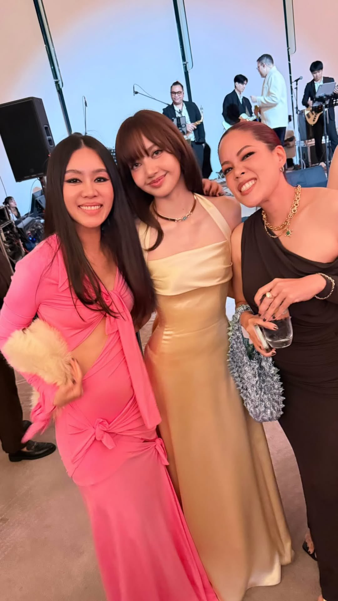 Năng lượng tươi tắn và biểu cảm đáng yêu của cô nhanh chóng trở thành chủ đề bàn tán trên nhiều diễn đàn. Ảnh: X