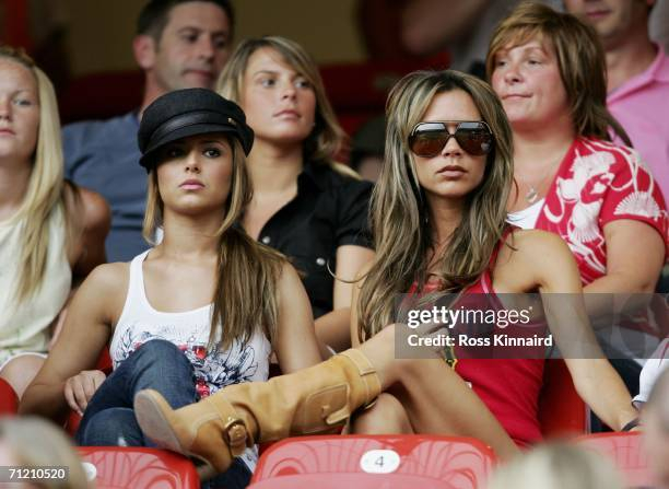 Trong quãng thời gian David Beckham thi đấu đỉnh cao, sân bóng dường như chỉ là nơi vợ anh trưng trổ phong cách thời trang. Ảnh: Getty