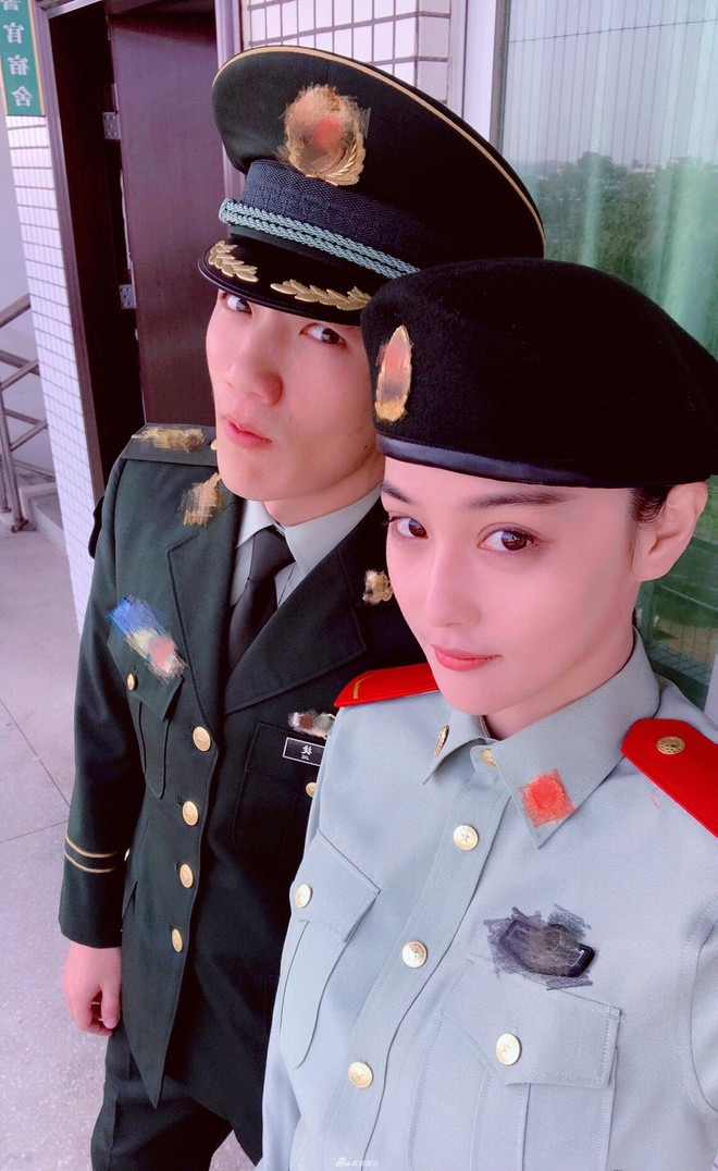 Mỹ nhân showbiz cưới sĩ quan đặc công cứ thế này ai mà chịu nổi!