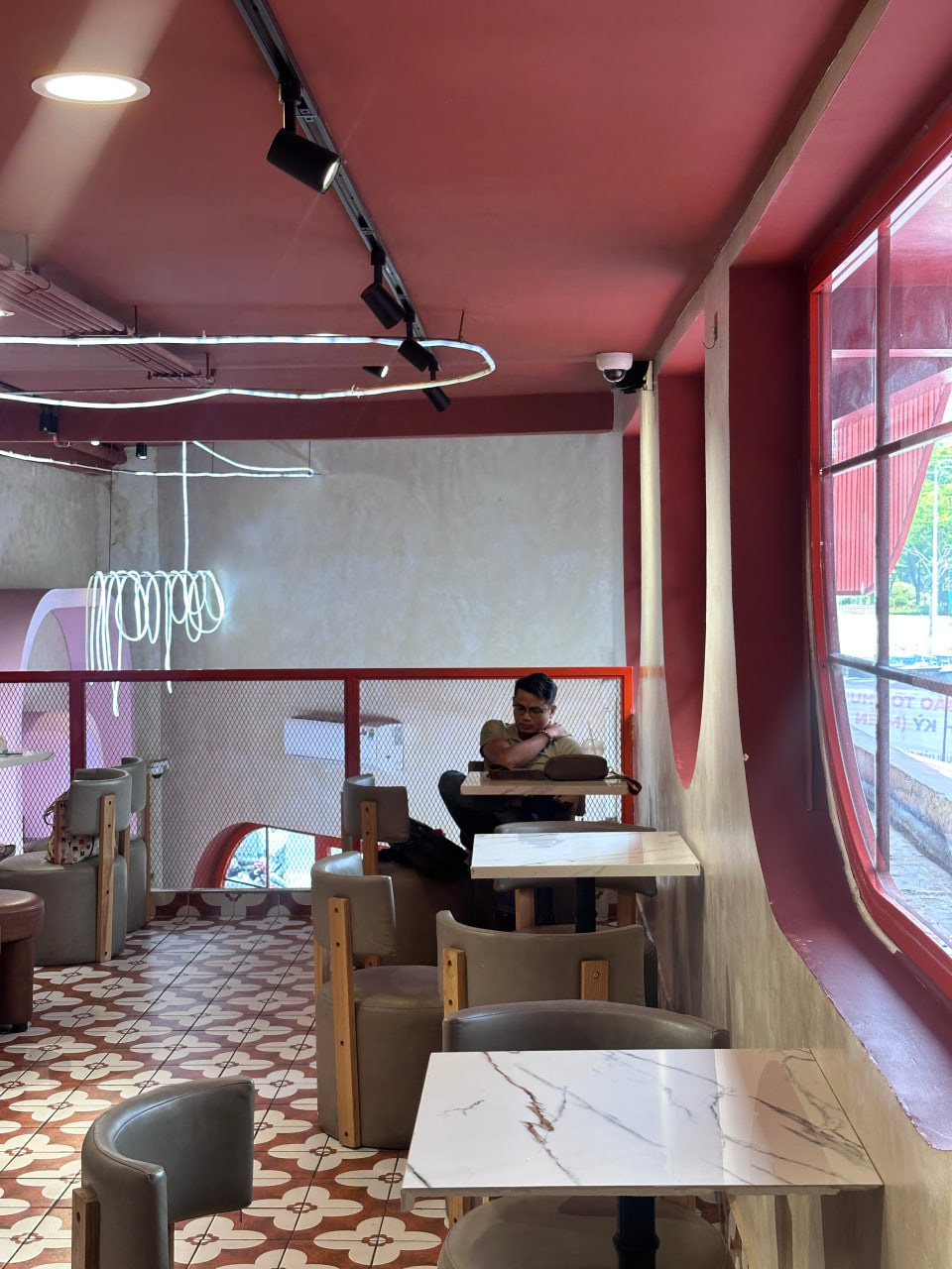 Tiệm bánh Sugar Town của nghệ sĩ Việt Hương hiện tại ra sao?