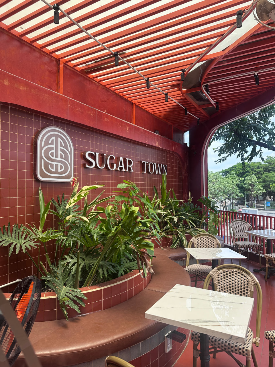 Tiệm bánh Sugar Town của nghệ sĩ Việt Hương hiện tại ra sao?