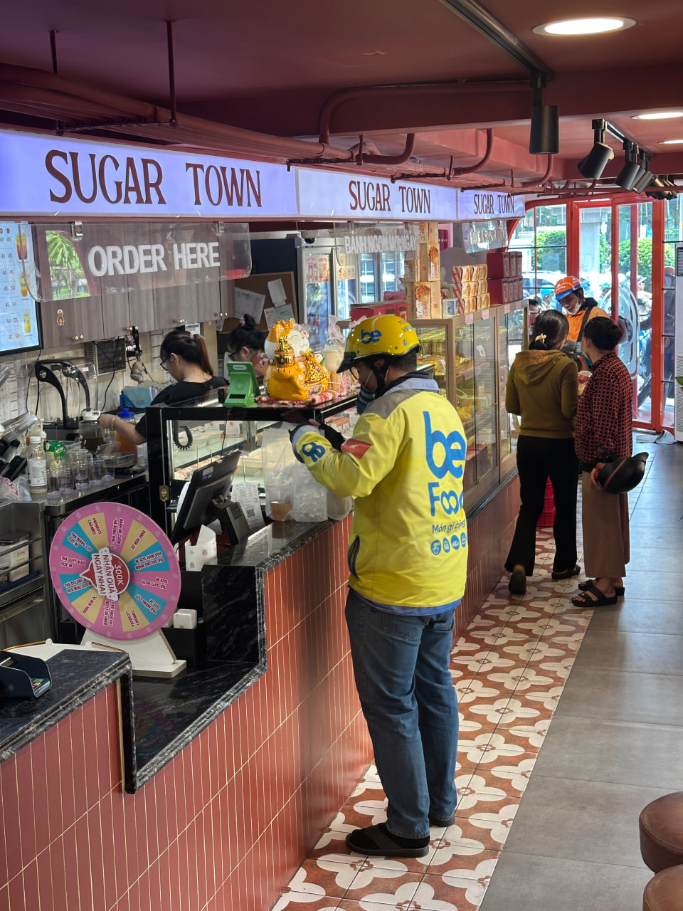 Tiệm bánh Sugar Town của nghệ sĩ Việt Hương hiện tại ra sao?