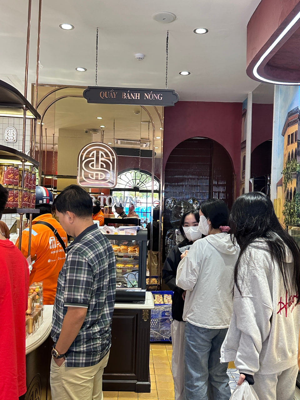Tiệm bánh Sugar Town của nghệ sĩ Việt Hương hiện tại ra sao?