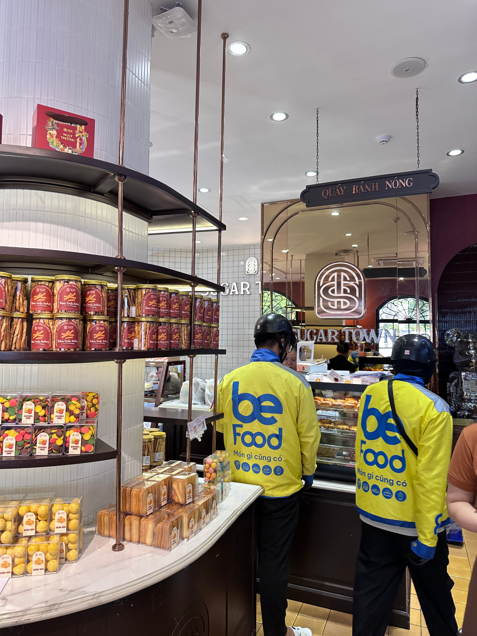 Tiệm bánh Sugar Town của nghệ sĩ Việt Hương hiện tại ra sao?