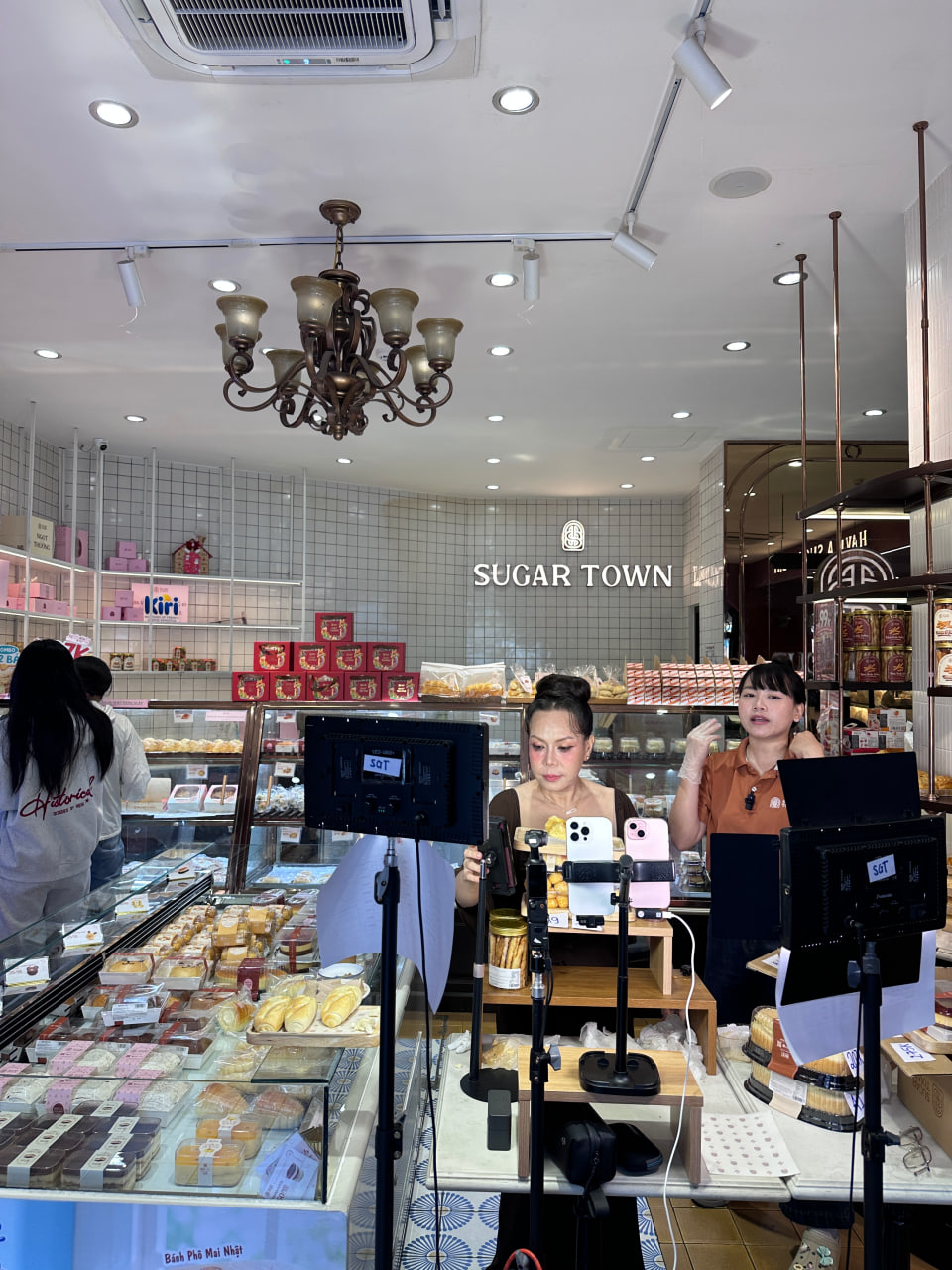 Tiệm bánh Sugar Town của nghệ sĩ Việt Hương hiện tại ra sao?