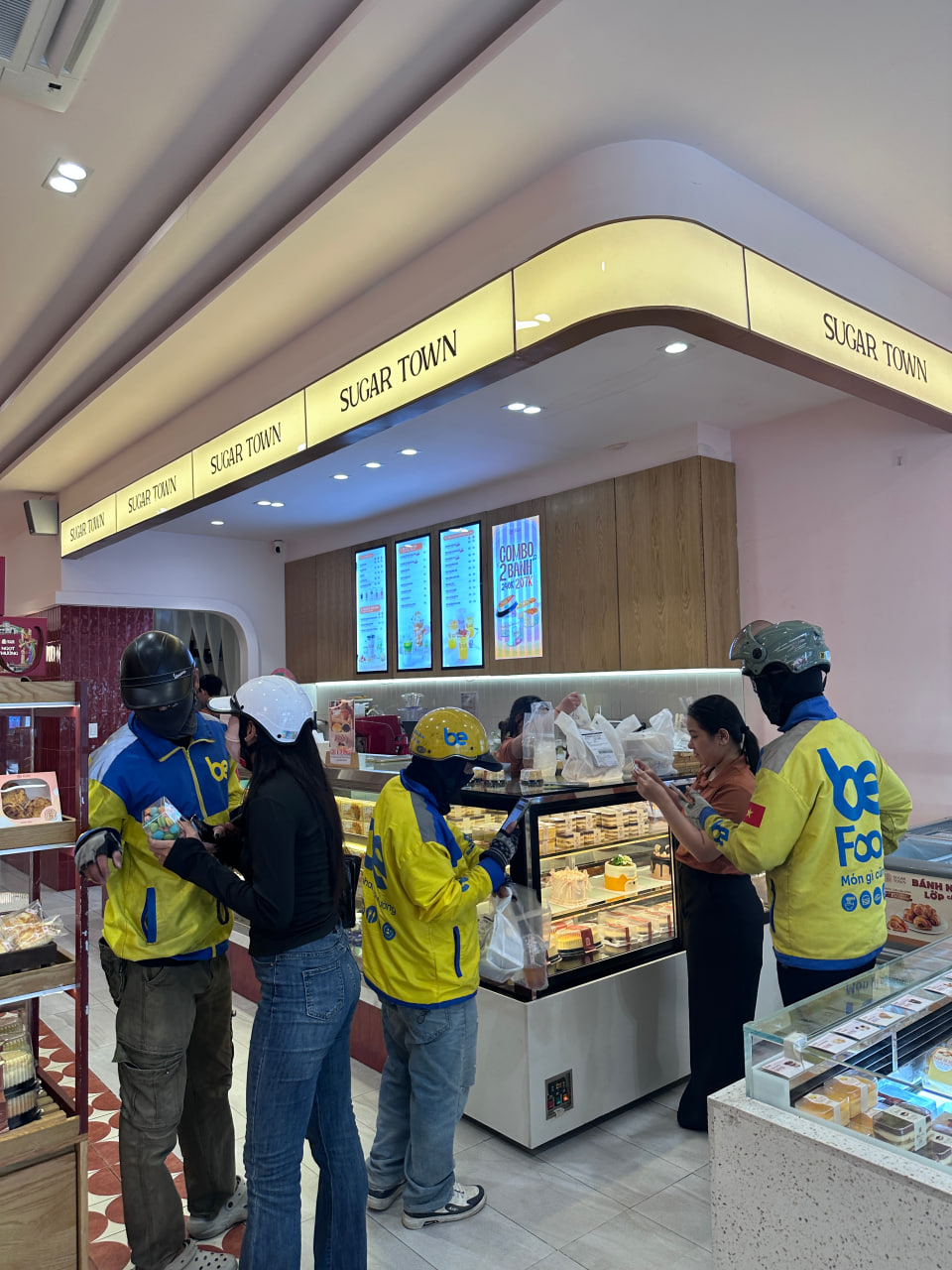 Tiệm bánh Sugar Town của nghệ sĩ Việt Hương hiện tại ra sao?