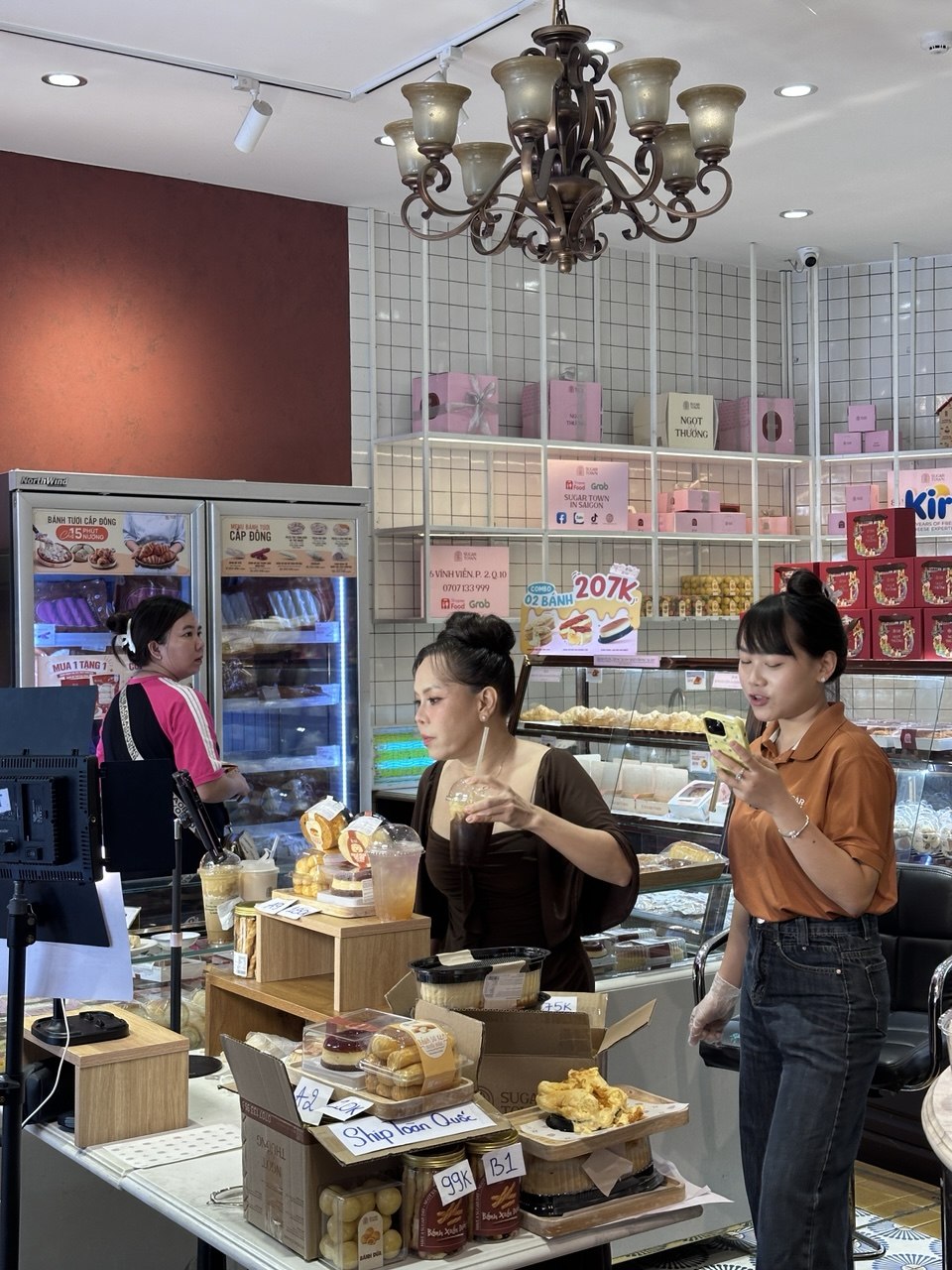 Tiệm bánh Sugar Town của nghệ sĩ Việt Hương hiện tại ra sao?